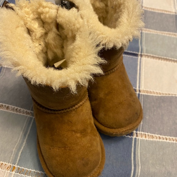 UGG Bailey Bow Boots - Picture 4 of 8